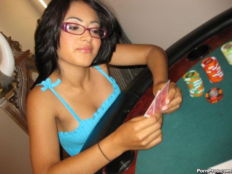 Юная брюнетка Andrea Kelly играет в карты и сосет у парней члены после проигрыша