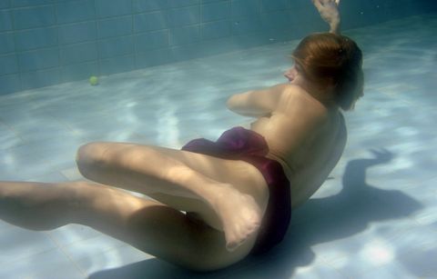 Отважная модель позирует голенькой под водой в бассейне